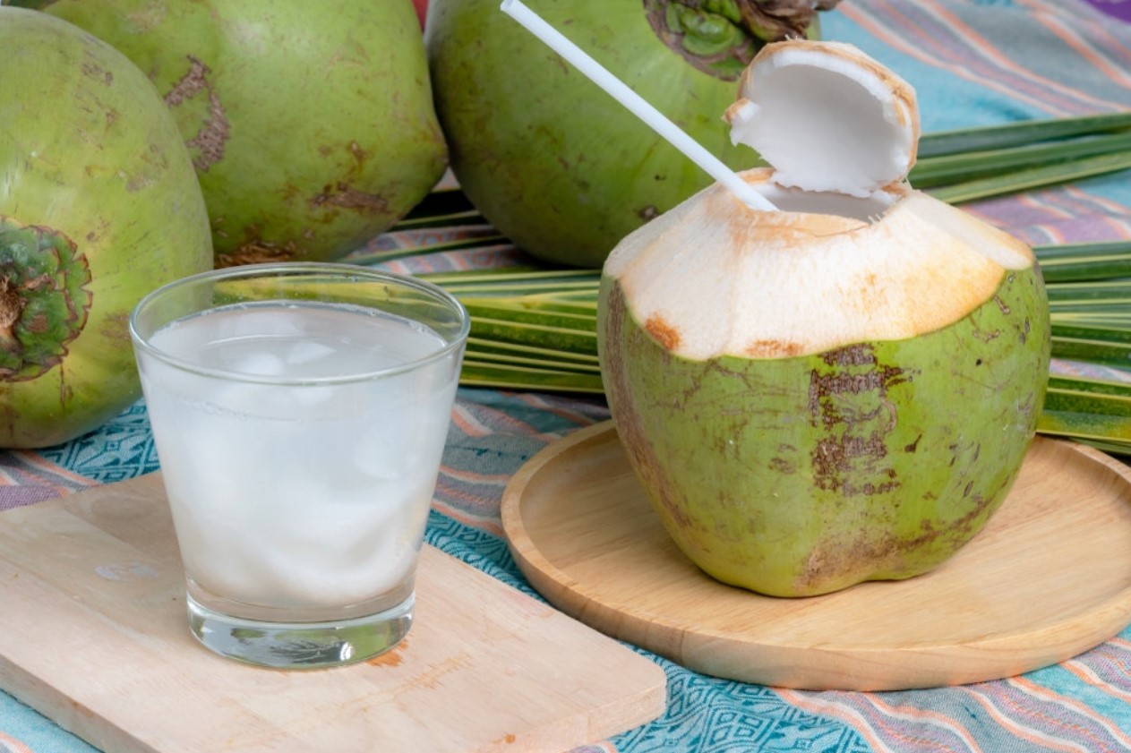 Bệnh nhân bị ngộ độc thực phẩm có nên uống nước dừa?