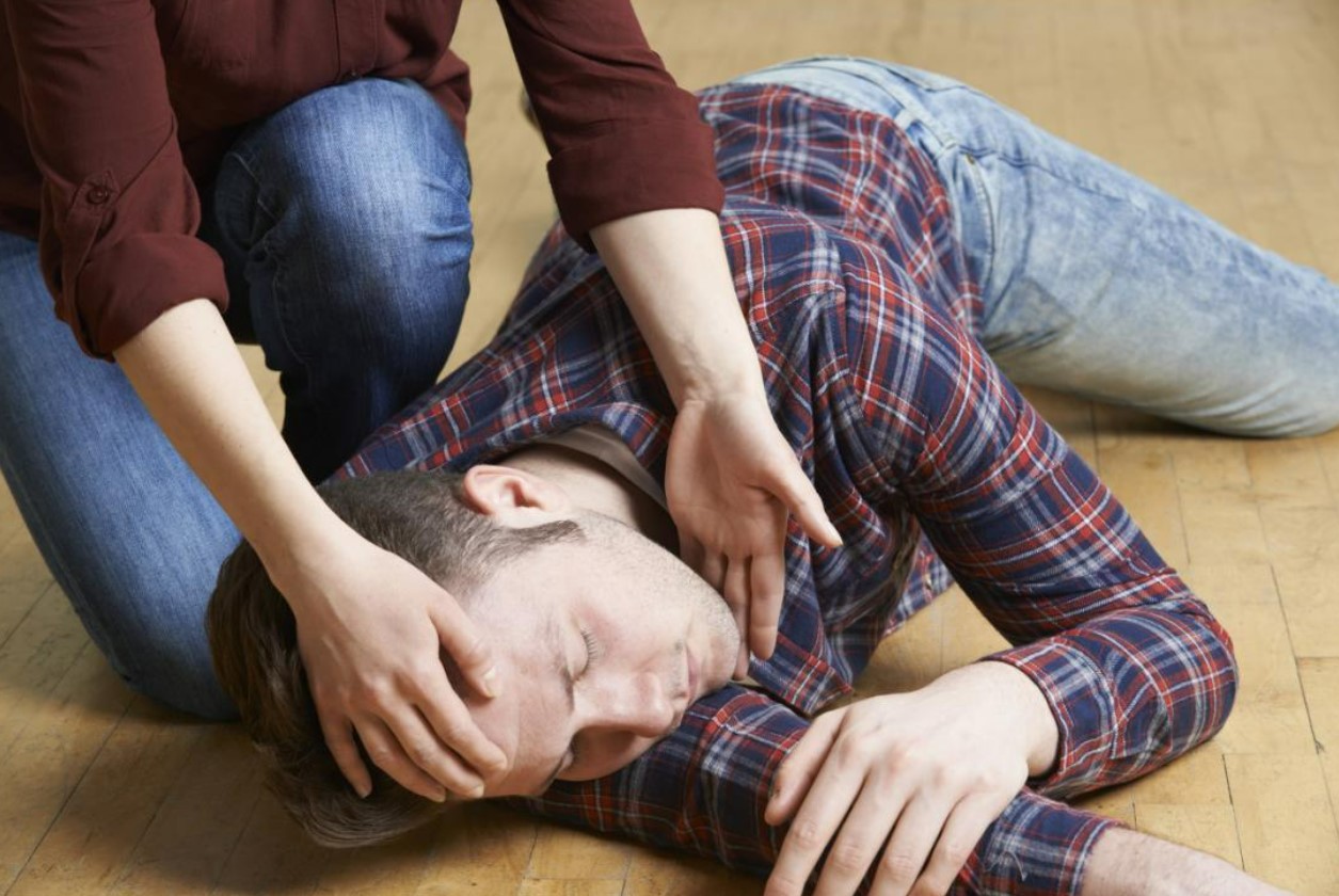 Cách sơ cấp cứu người bị đột quỵ an toàn