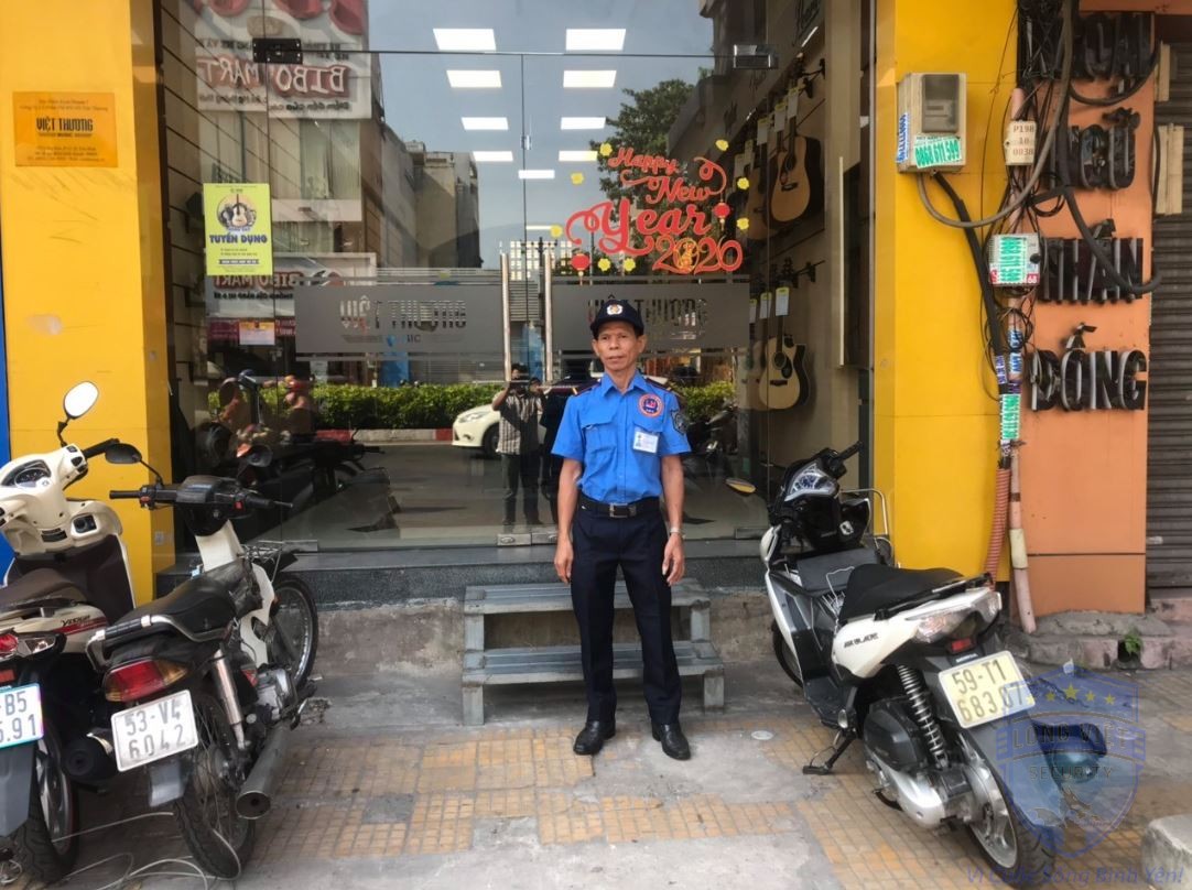 bảo vệ cửa hàng