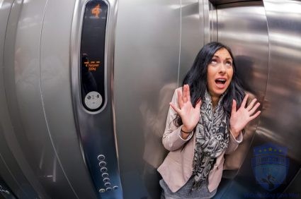 Khi bị kẹt trong thang máy bạn nên làm gì