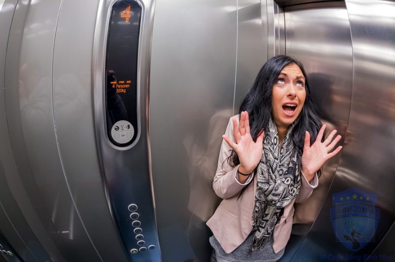 Khi bị kẹt trong thang máy bạn nên làm gì