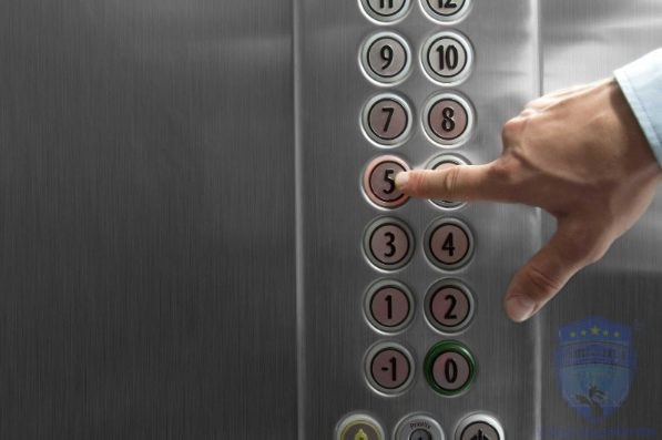 Ấn các nút trên bảng điều khiển để mở cửa