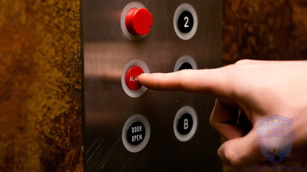 Những hành động cần tránh khi sử dụng thang máy